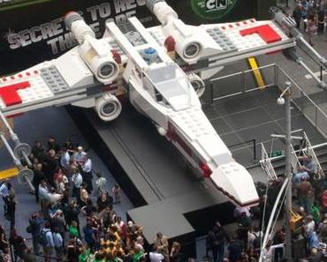 Un X-Wing géant en Lego se pose en plein Time Square