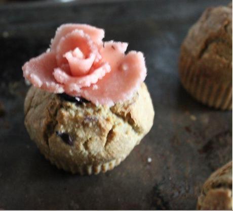 Muffins rose hibiscus, roses en pâte d'amande et lancement du Monday muffins#37