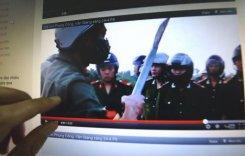 Une photo d'une vidéo téléchargée sur un blog vietnamien lors d'une opération de la police pour expulser des paysans, le 24 avril 2012, dans le village de Van Giang