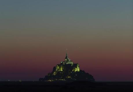 Non, ce n'est pas un OVNI au-dessus du Mont Saint-Michel - Triangle formé par Vénus, Jupiter et Mercure photographié par Thierry Legault