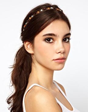 Coiffure avec un serre tête ou headband doré