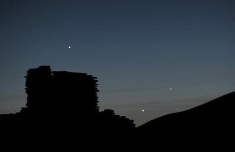 Le regroupement de Jupiter (à gauche), Vénus (au centre) et Mercure (à droite), le 24 mai 2013, dans le ciel de l'Arizona (Etats-Unis)
