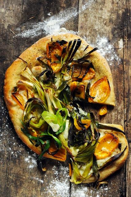 Conquis par un bouquet d'aillets ! Il faut dire que l'aillet tient bien des promesses en goût et en saveurs ! Pizza blanche aillets et p'tits poivrons