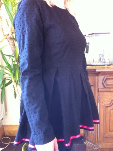 Péplum fermé de rose