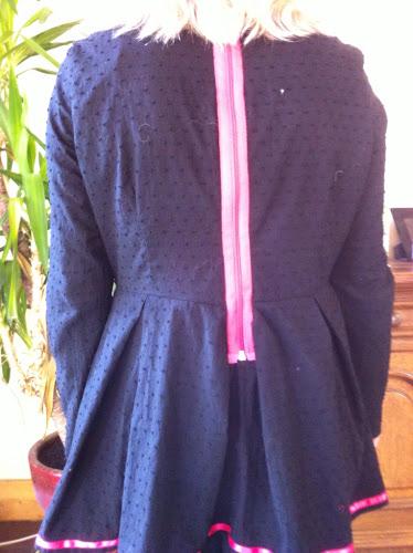 Péplum fermé de rose