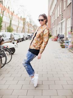 Bon, le boyfriend jeans, on le porte comment?