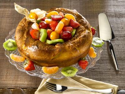 savarin à la macédoine de fruits - bun with fruit salad