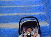 Photographie: Bébé dormant escaliers bleus