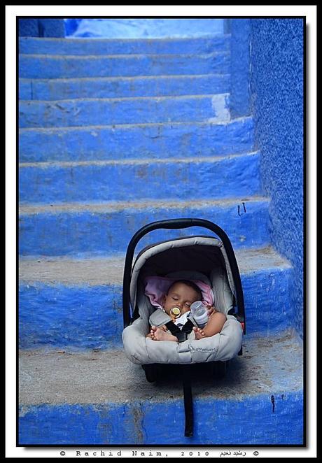 The Sleeping Baby and the Blue Stairs - Bébé dormant et escaliers bleus