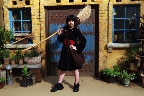 Première image de l’adaptation live de Kiki la petite sorcière avec la jeune actrice Fuka Koshiba.