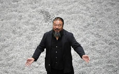 Photo pour the Gardian ; Ai Weiwei poses with a handful of seeds at this morning's press viewPhotograph: Lennart Preiss/AP