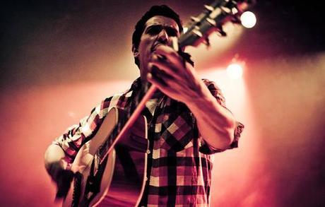 Le chanteur Toma invite ses fans à filmer le concert avec leur smartphone !