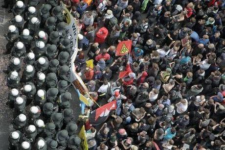 523567-des-manifestants-du-collectif-blockupy-s-opposent-le-1er-juin-2013-aux-policiers-a-francfort