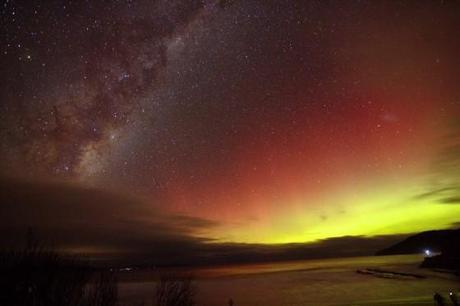 Vague d'aurores dans le ciel austral, sur les rives de la Voie Lactée - Photo de John Oxley