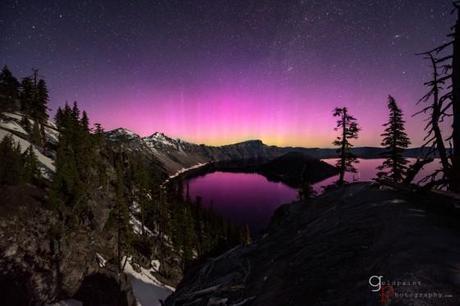 Magnifique photo de Brad Goldplaint de la soudaine et intense aurore dans le ciel de l'Oregon