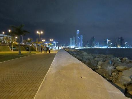 Panama City de nuit le long de la Cinta costera de Panama City