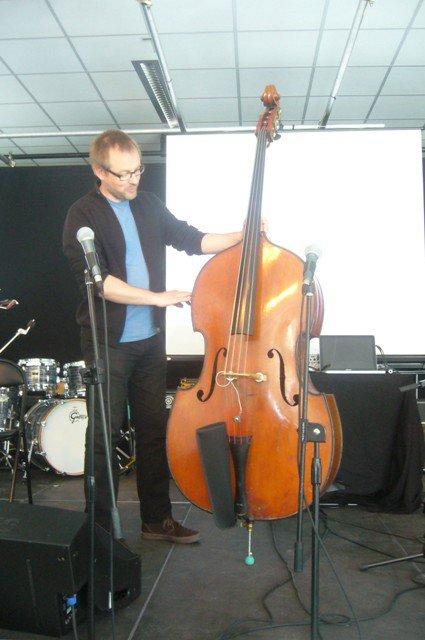 Jazz à Beaulieu : et pour commencer, un petit cours sur la contrebasse