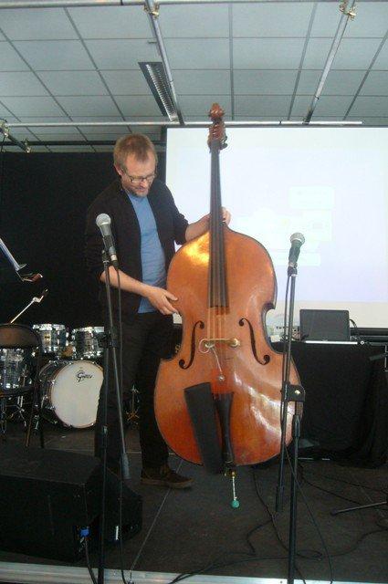 Jazz à Beaulieu : et pour commencer, un petit cours sur la contrebasse
