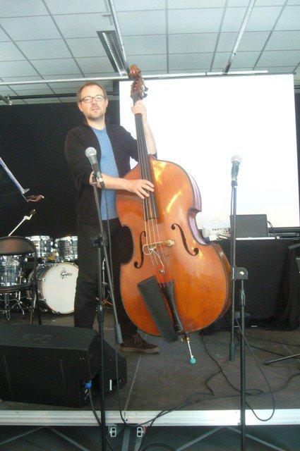 Jazz à Beaulieu : et pour commencer, un petit cours sur la contrebasse