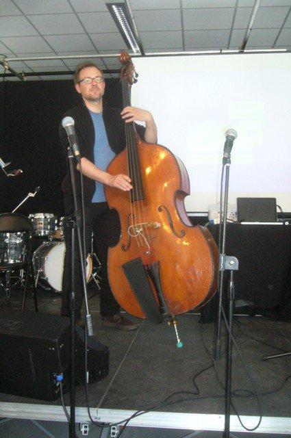 Jazz à Beaulieu : et pour commencer, un petit cours sur la contrebasse