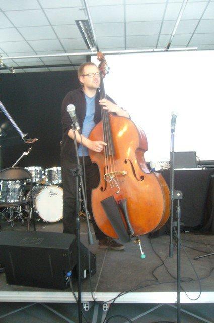 Jazz à Beaulieu : et pour commencer, un petit cours sur la contrebasse