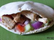 Sandwich pita poulet mariné, houmous légumes croquants