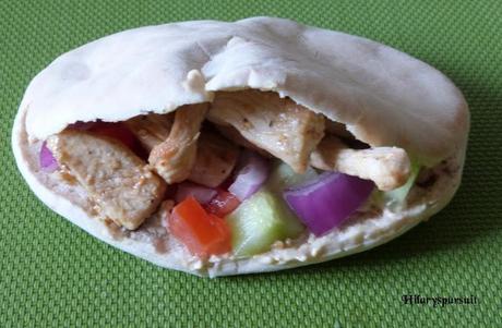 Sandwich pita au poulet mariné, houmous et légumes croquants / Pita sandwich with marinated chicken, humus and crunchy vegetables