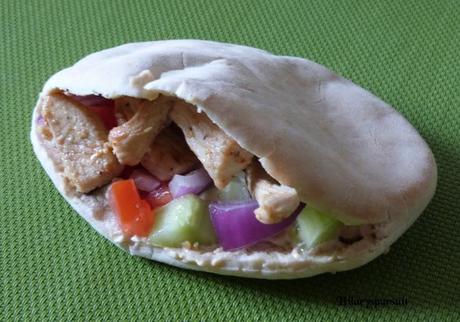 Sandwich pita au poulet mariné, houmous et légumes croquants / Pita sandwich with marinated chicken, humus and crunchy vegetables