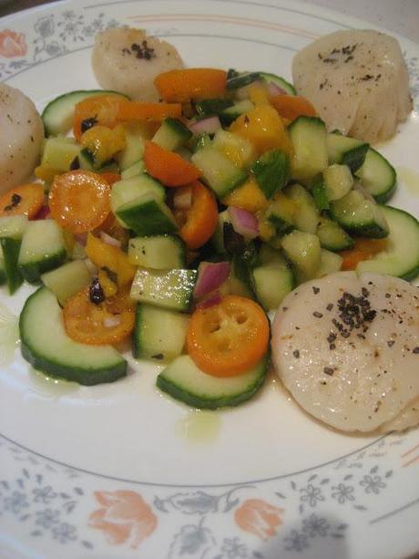 Pétoncles au sel noir d'Hawaï en salsa fruitée