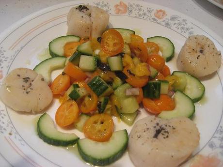 Pétoncles au sel noir d'Hawaï en salsa fruitée