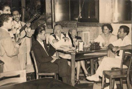 A Cuba, de gauche à droite : le comte Luigino Revedin, Ernest et mary Hemingway, Adriana Ivancich et son frère, le comte Gianfranco 