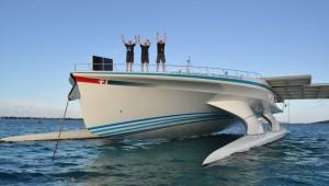 Le bateau solaire peut emporter 8 personnes à bord.