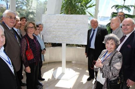 La plaque commémorative en l'honneur de Jean Zay, découverte par ses filles, Hélène et Catherine.