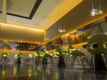 Visite déco : le bar du NHOW à Milan !