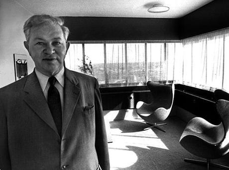 Arkitekten Arne Jacobsen paa et hotelvaerelse paa SAS-hotellet.