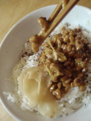Un simple natto et le bol de riz est différent