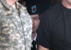 Bradley Manning (c) est escorté à sa sortie de la cour martiale, le 3 juin 2013 à Fort Meade