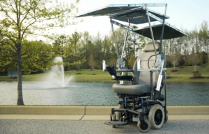 Un fauteuil roulant motorisé solaire à l'autonomie théoriquement infinie