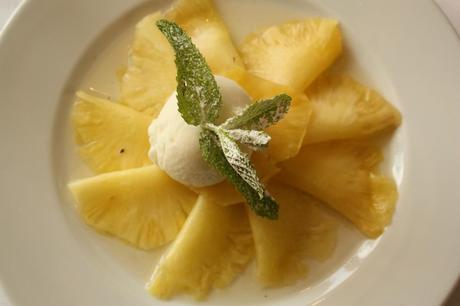 Les Grandes Marches Carpaccio danannas sirop vanillé citron vert