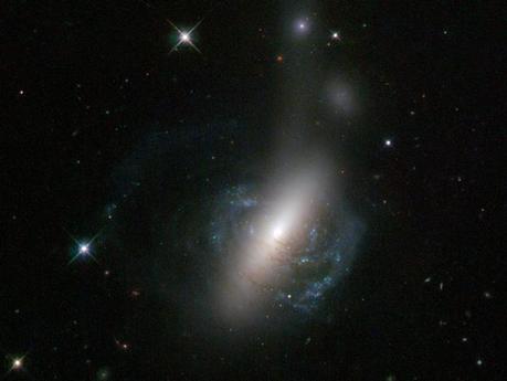 Galaxies enchevêtrées photographiées par Hubble