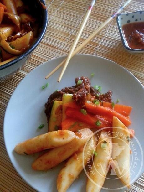 Gungjung Tteokbokki: Gâteaux de riz sautés au boeuf et aux légumes