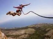 Gros Spot pour sauter l’élastique d’une falaise