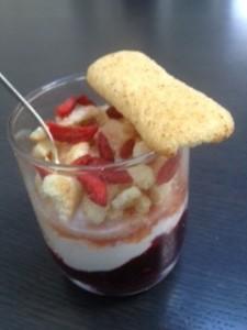 UN DESSERT LEGER DE SAISON AVEC DU FROMAGE BLANC