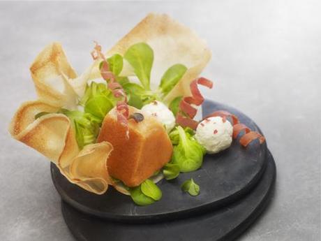 Sorbet de tomate en corolle de brick, mousse basilic et julienne de viande des grisons