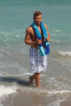 Kellan Lutz pour  Op’s “Making Waves”