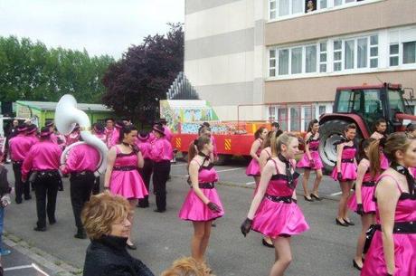 Carnaval d'été 2013 de Lomme : les majorettes et la batterie fanfare participent à l'inauguration du char du Marais