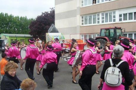 Carnaval d'été 2013 de Lomme : les majorettes et la batterie fanfare participent à l'inauguration du char du Marais