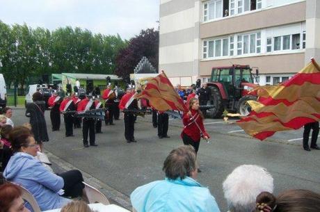 Carnaval d'été 2013 à Lomme : les porte-drapeaux du char du Marais sont venues d'Hazebrouck