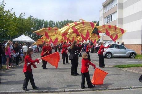 Carnaval d'été 2013 à Lomme : les porte-drapeaux du char du Marais sont venues d'Hazebrouck