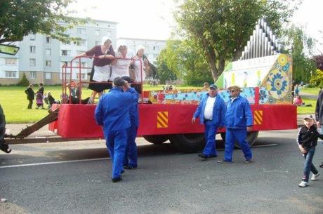 Carnaval d'été 2013 à Lomme : grand succès du char limonaire Jacquard du quartier du Marais